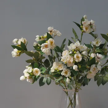 Dirbtinis arbata, rožių žiedų šaka gėlės ir gėlių žiedpumpuriai netikrą gėlės namuose vestuvių dekoro dirbtiniais gėlių